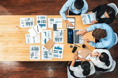Equipo analizando documentación sobre una mesa