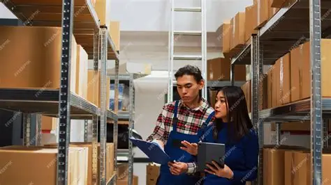 Personas trabajando en un almacén documental