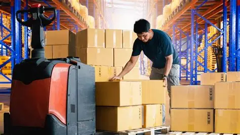 Operario preparando pedidos en almacén