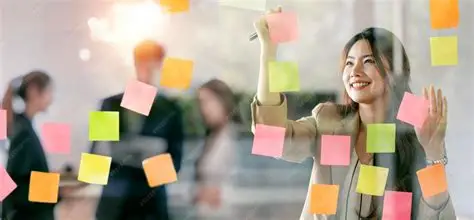 Profesional trabajando con notas adhesivas